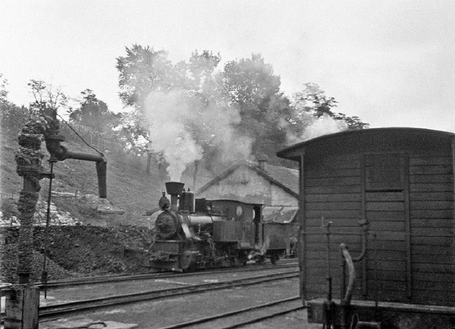 Narrow-Gauge-Railway_Steinbeisbahn_Station-Jajce 52 lok 36.jpg