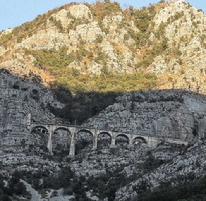 Schwierigste_Hangtrasse_der_Belgrad-Bar_Bahn_bei_Lutovo_im_Sjeverica-Tal_dem_linksseitigen_Tal_der_Moraca.jpg