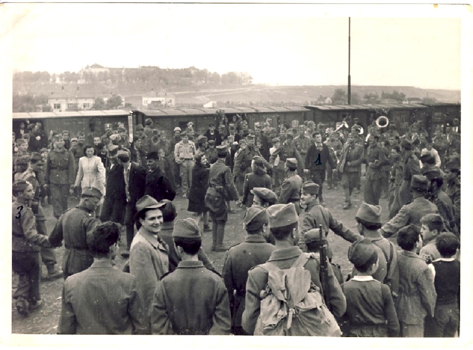 ODLAZAK DOBROVOLJACA NA FRONT SA ŽELEZNIČKE STANICE VALJEVO U VREME WW II..jpg