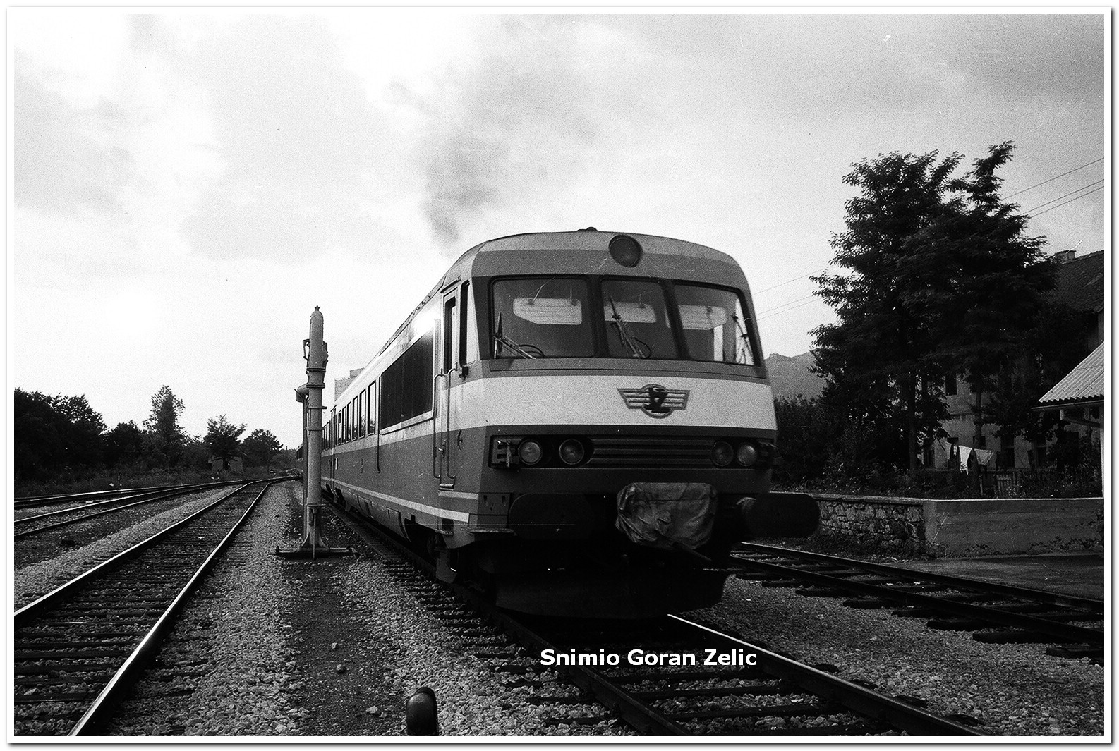 Francuz ulazi u stanicu Gračac (Lička pruga), 1981.g..jpg