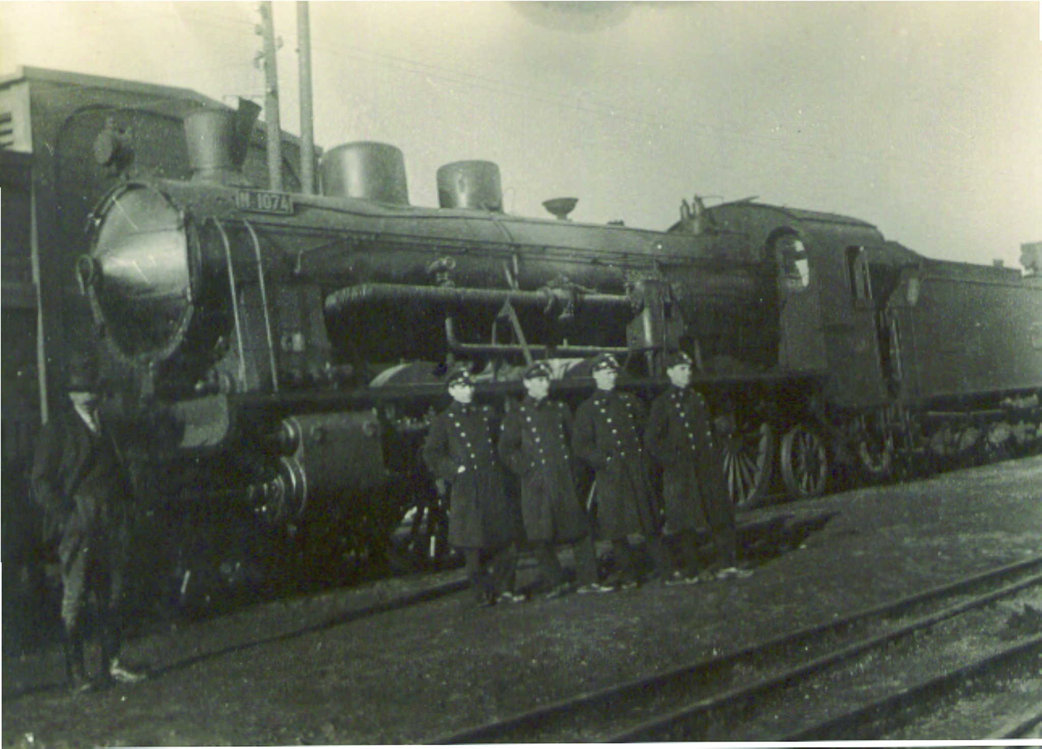 U ložionici Beograd 1928. g. pored lokomotive SHS 1074 -JDŽ 01-074.jpg