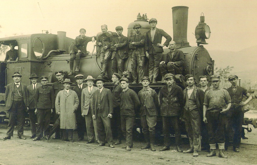 Železničari Konjica pored lokomotive SHS N0 173, kasnije JDŽ 73-023.jpg