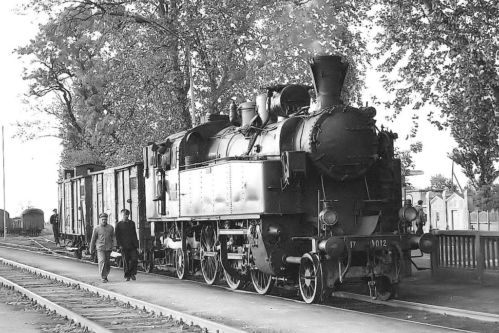 Lokomotiva JŽ 17-012 u manevri na stanici Paraćin.jpg