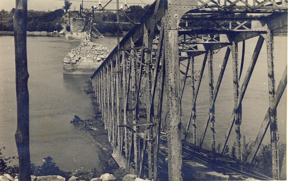 1945. VII 23. Porusen zeleznicki most preko Drave kod Osijeka u km. 1,195 pruge Osijek-Beli Manastir.jpg