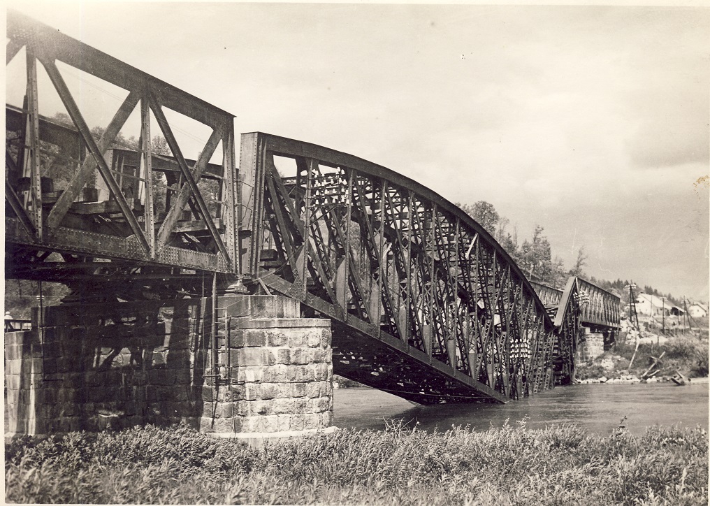 1945. Porusen zeleznicki most preko Save kod Črnuca na pruzi Ljubljana-Kamnik mesto.-.jpg