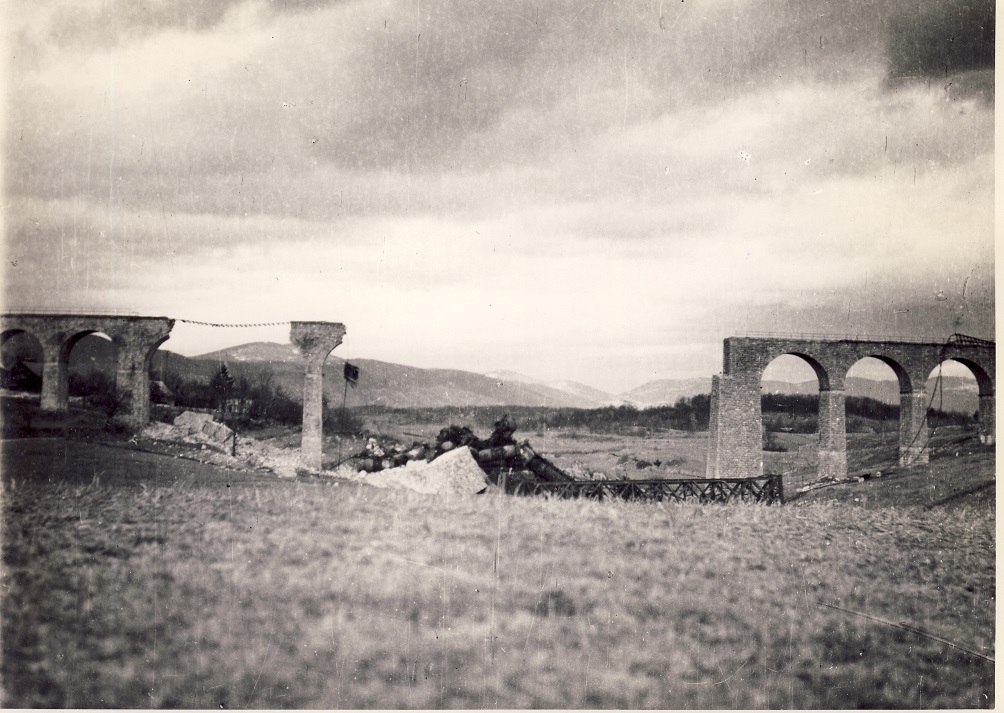 1945. jesen. Porusen vijadukt Otovec na pruzi Karlovac-Ljubljana.jpg