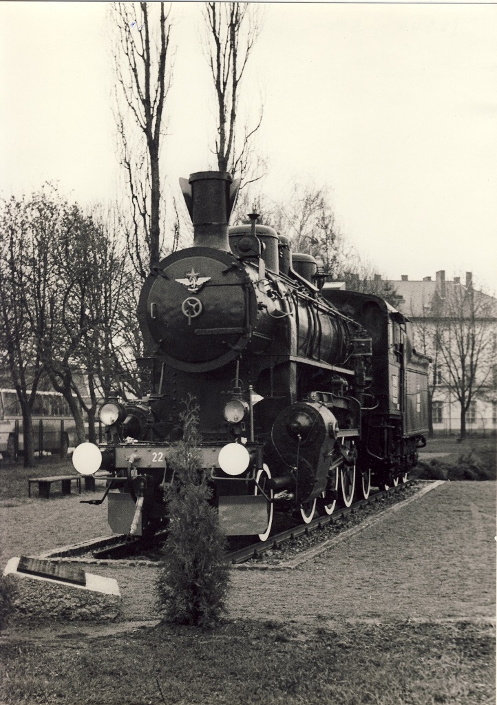 Spomen lokomotiva serije 22-101 na kolodvoru Sisak, postavljena 15.IV 1984..jpg