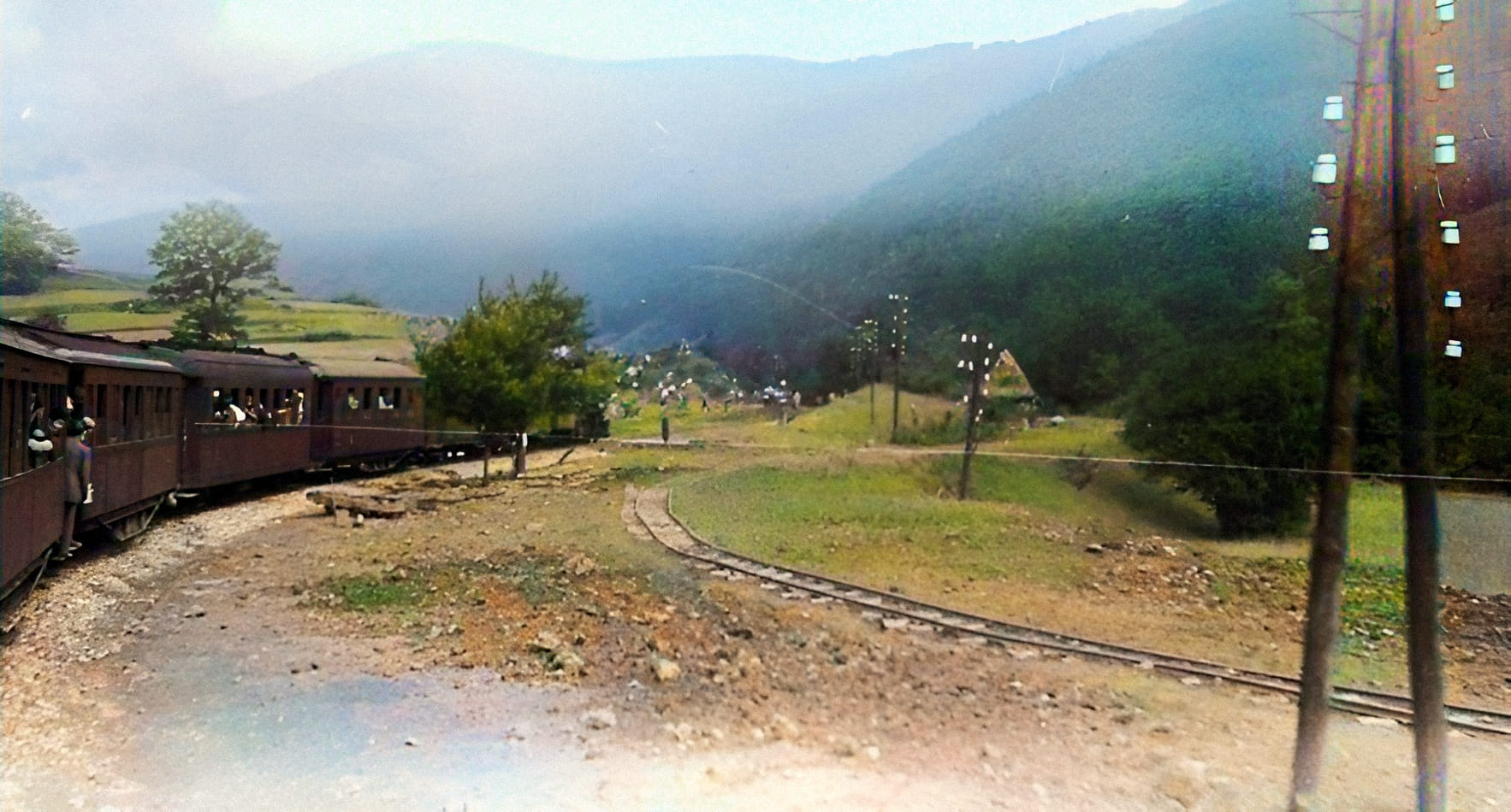 Putnički voz u blizini Nemile u pravcu Zenice. Pruga Šamac-Sarajevo je u izgradnji.jpg