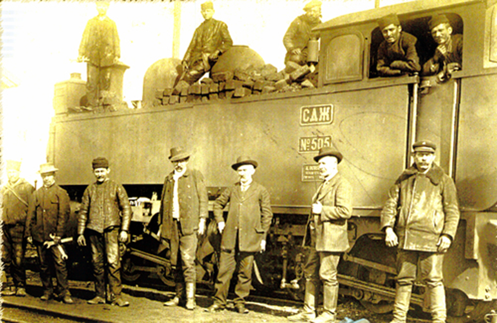 Osoblje ložionice Cuprija sa lokomotivom N° 505, 1914. godine.Iz kalendara za jul 2009..jpg