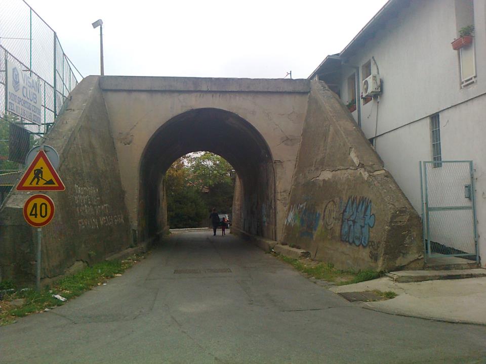 Podvožnjak tzv tunelčić između Zemuna i Pavlijona. Pogled iz ulice Jerneja Kopitara u Paviljonima..jpg