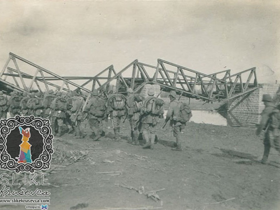 AU  vojnici ispred porusenog zel. mosta u Stalacu 1915..jpg