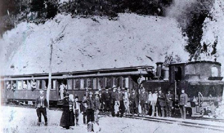 Fotografija je nastala 16. aprila 1920. godine kada je cira  tek poceo da purnja od Stapara, niz i uz DJetinju do UZica i nazad kasnije sve do Visegrada.jpg