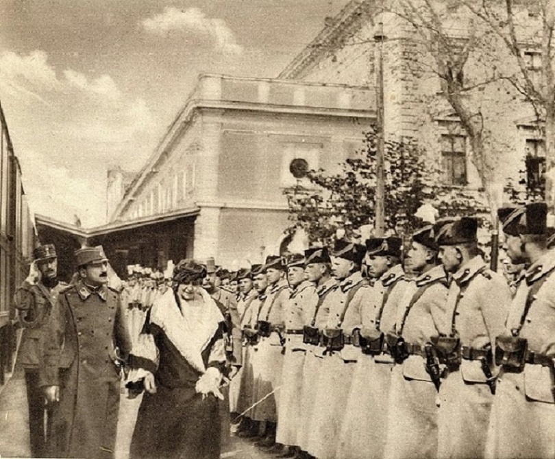 Zeleznicka stanica 1922-kralj Aleksandar i kraljica Marija_zps2aqt3gz0.jpg