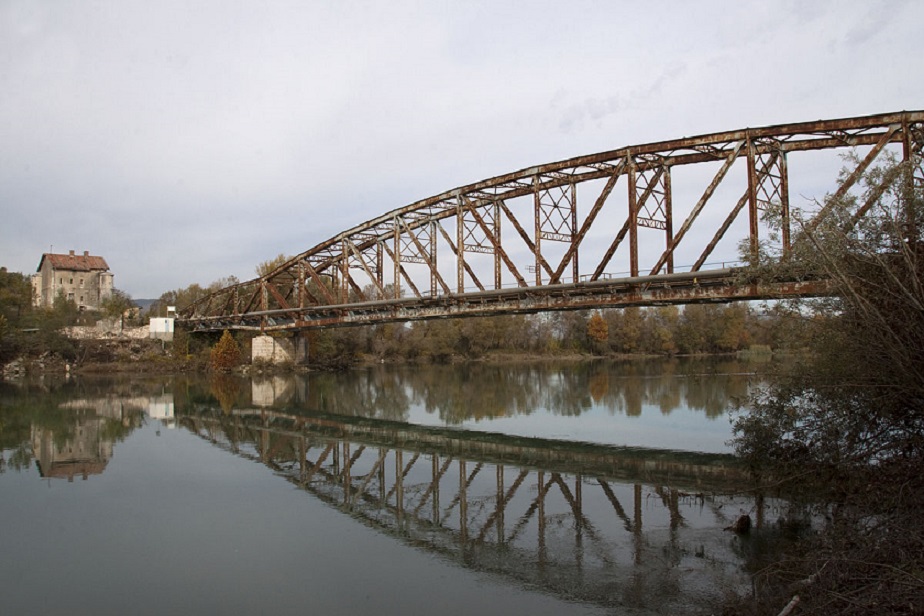 Old_steel_bridge_just_south_of_Capljina_over_the_river_Neretva.jpg