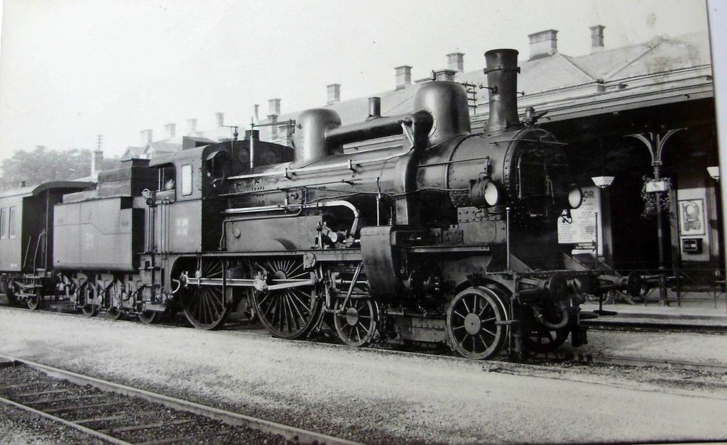 104-018 Rijeka - 1947. - lokomotiva na kolodvoru.jpg