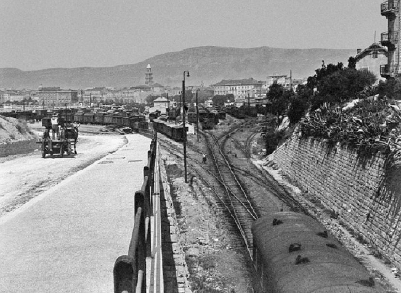 Train station Split with 1435mm and 760mm gauge tracks in 1952.jpg