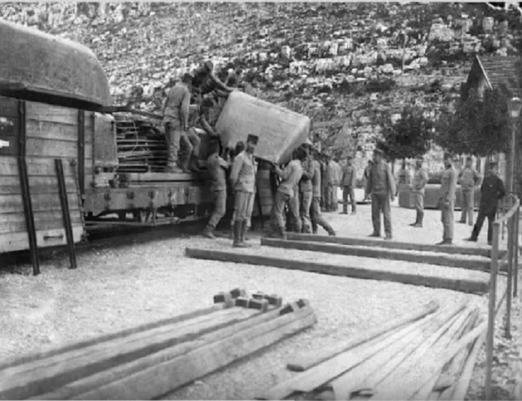 11 Trebinje Istovar pontona austrougarske vojske za vezbu na Trebisnici.jpg