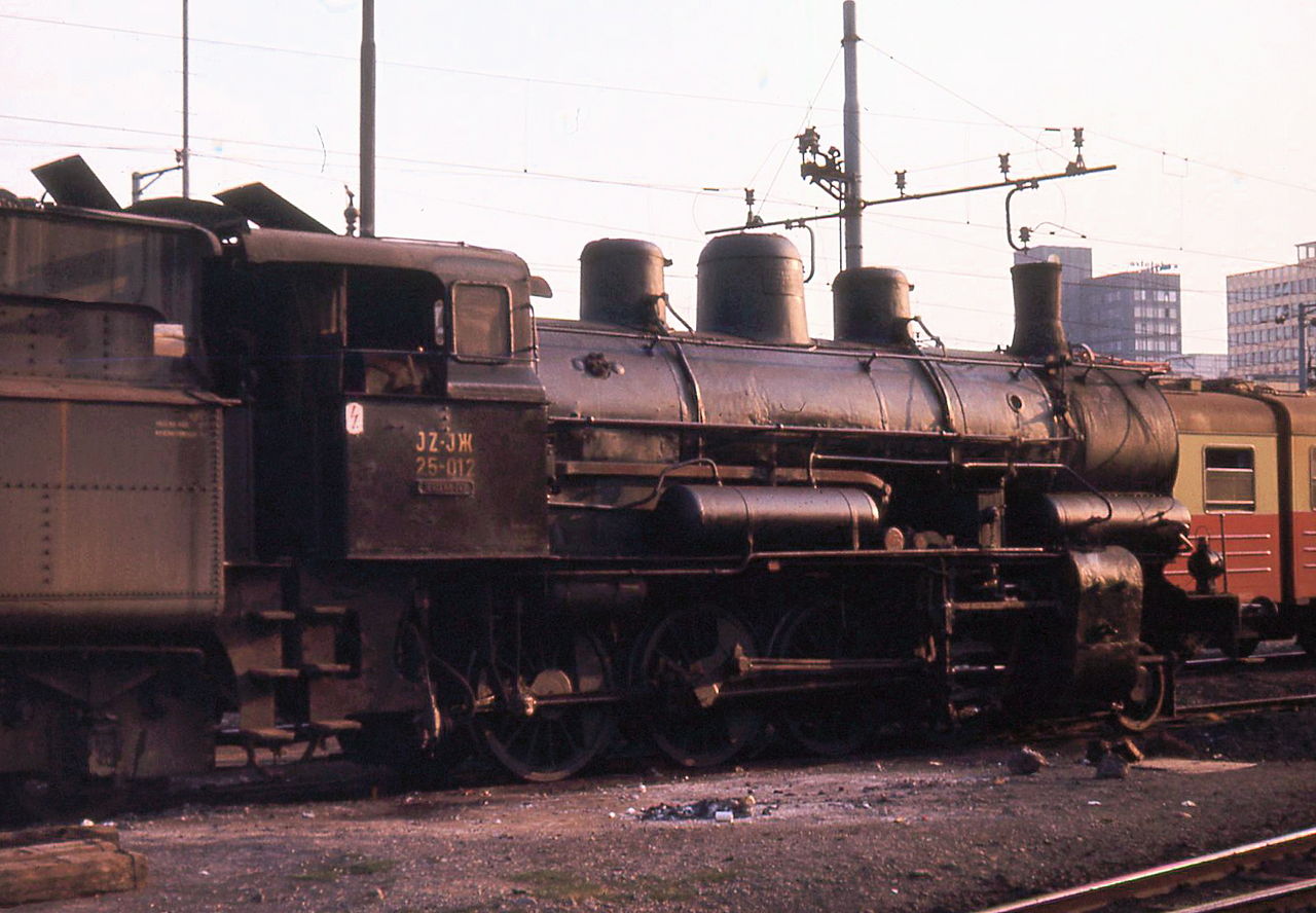 25-012 1280px-Jugoslav_Railways (JZ_25_Class_2-8-0_at_Ljubljana_shed,_August_1971.jpg