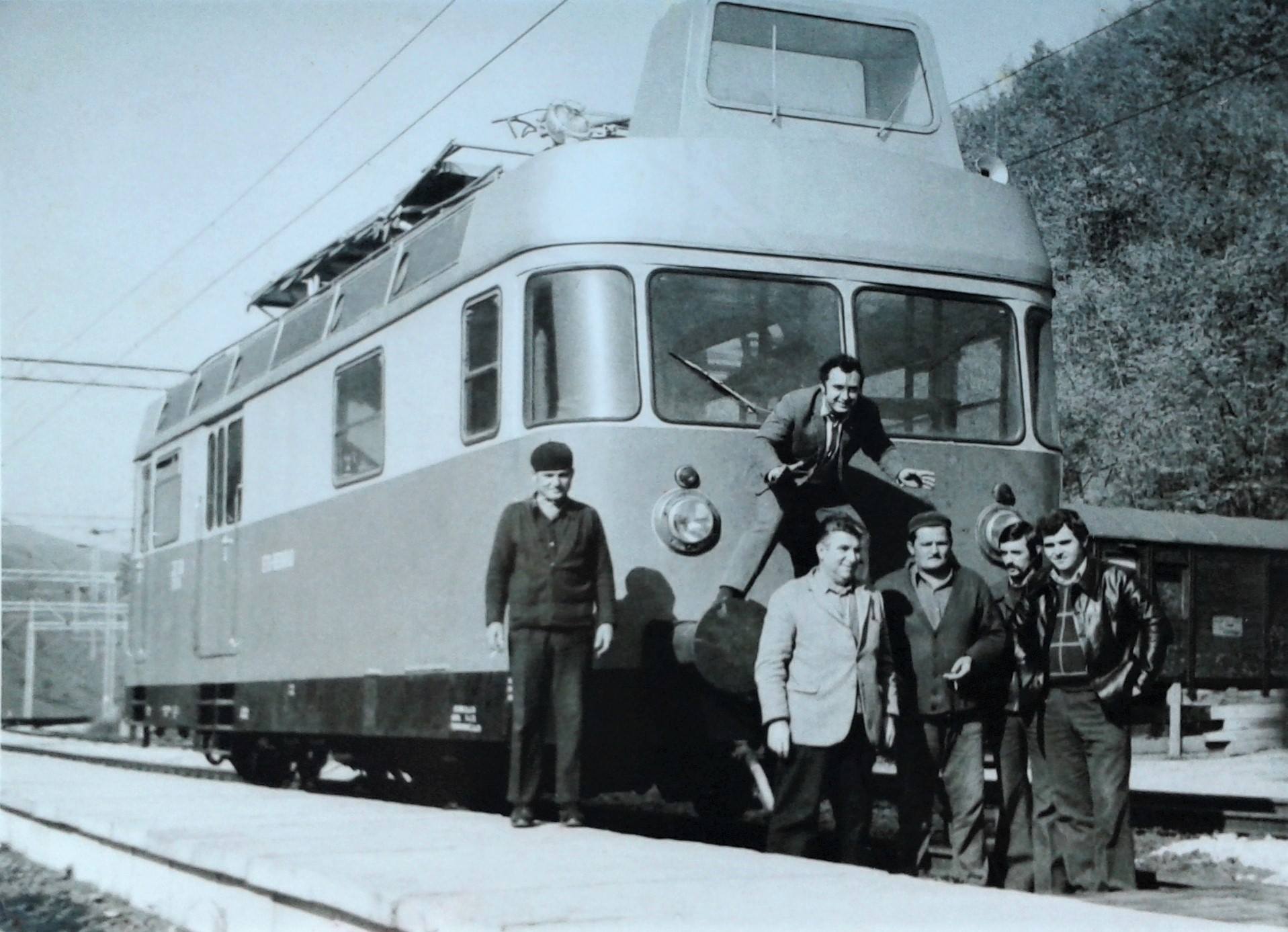 Stanica Lastra 1975 godine.Dezurna ekipa za odrzavanje kontaktne mreze i elektrotehnicku delatnost..jpg