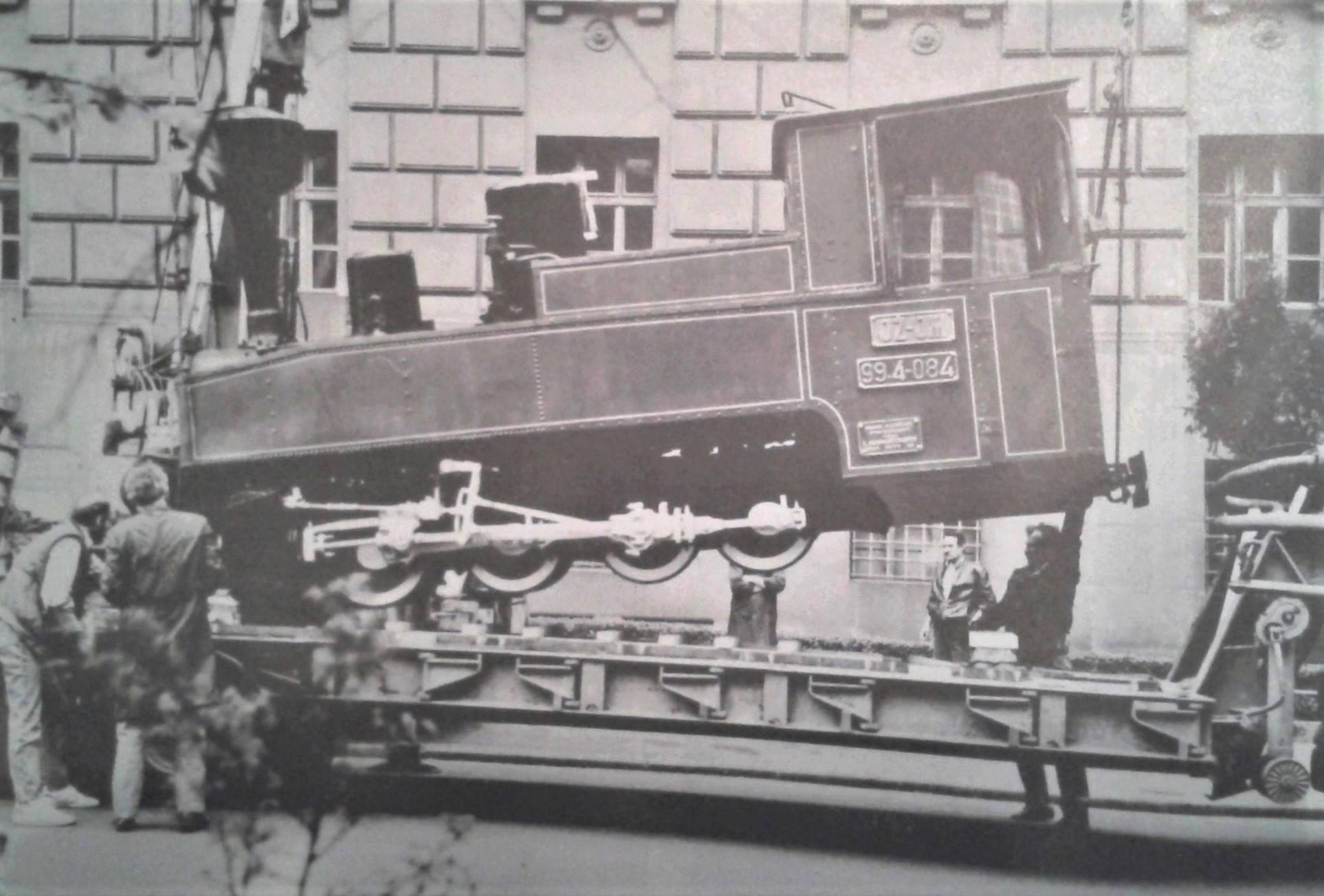 Postavljanje lokomotive serije JZ 99.4-084 ispred Zeleznickog muzeja u Beogradu  01.04.1989..jpg
