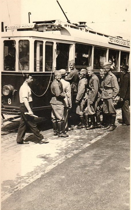 1939-161801641.j BG.jpg