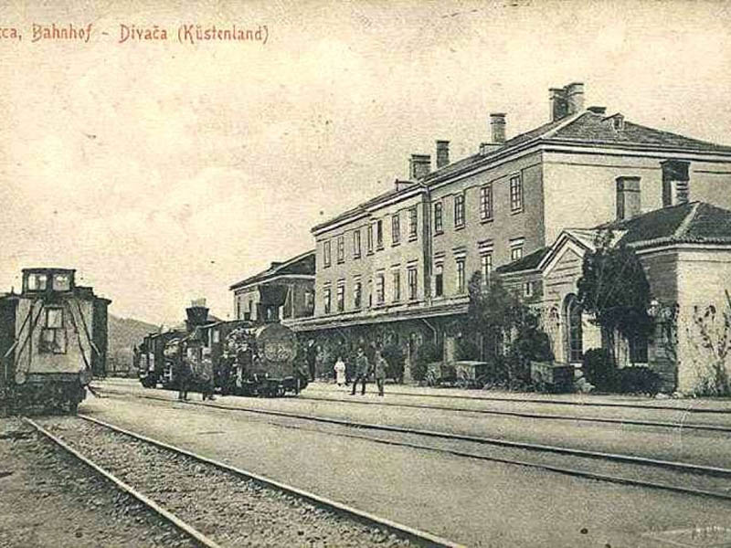 Divaca_train_station_1.jpg