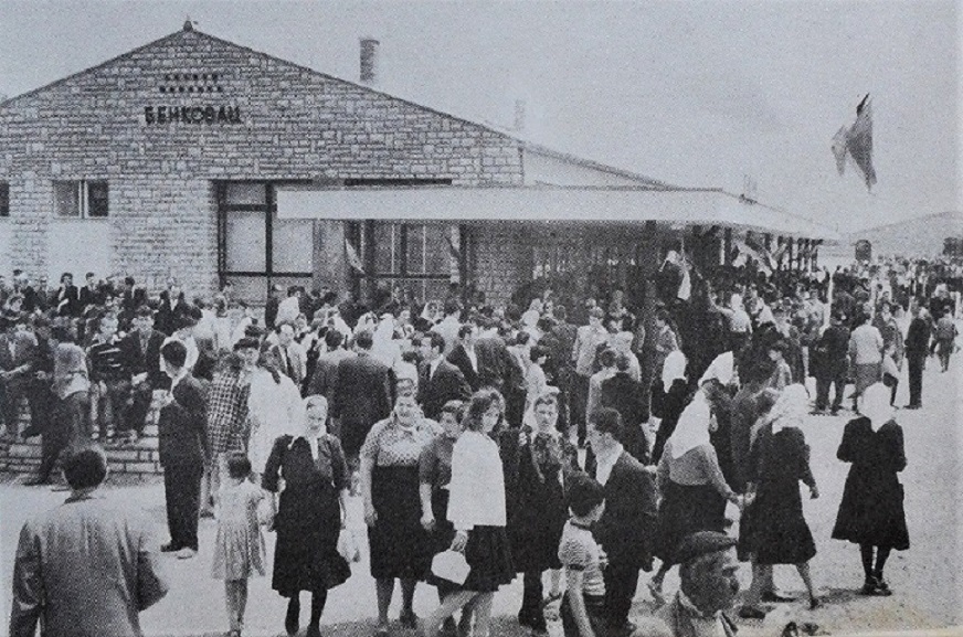 Svecanost u stanici Benkovac prilikom pustanjau u saobracaj pruge  Kistanje-Benkovac maja 1963 godine..jpg