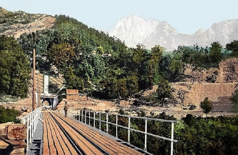 Narrow-Gauge-Railway_Narentabahn_Sarajevo-Mostar_Bridge-and-Tunnel-in-Jablanica.jpg