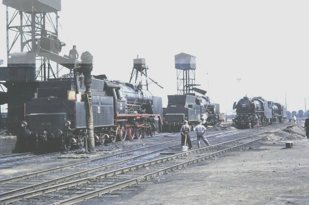 s-l1600 Loco Beograd Shed 1966 Duplicate P Gray.jpg