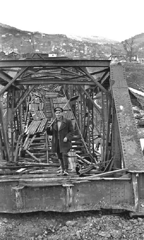 1214 Prelomljen železnički most kod zgrade Crvenog krsta.jpg