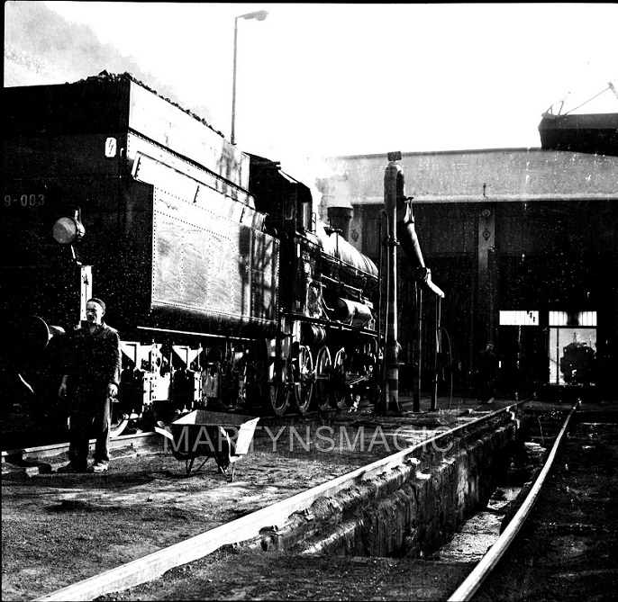 s-l1600 09-003 in shed yard c1960.jpg