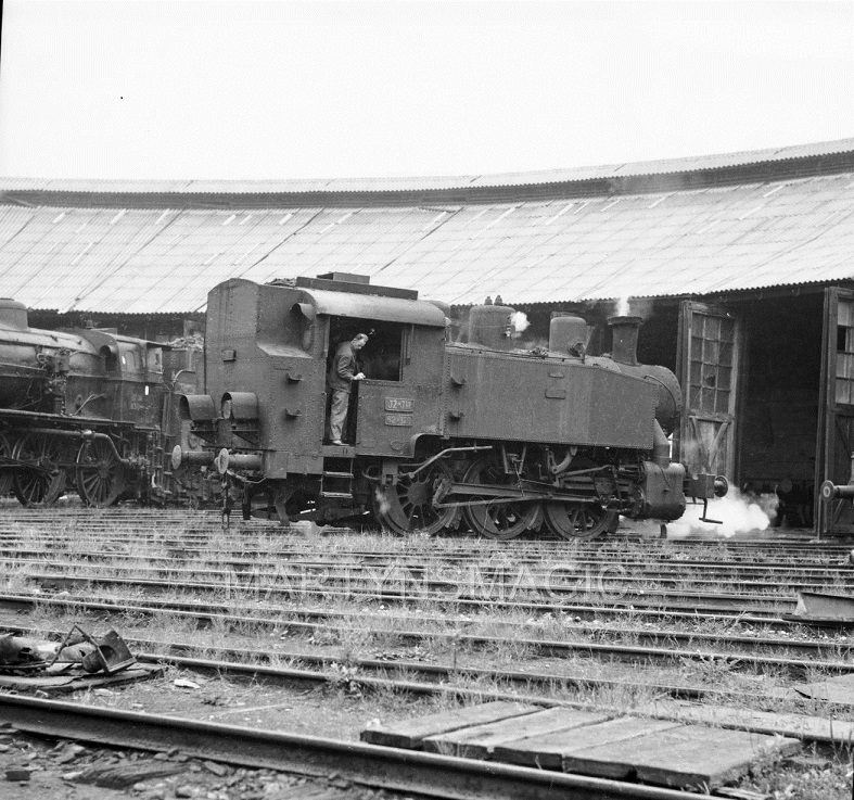 s-l1600 62-129 sits on shed 1960'.jpg