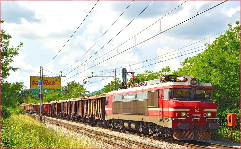 363-013 pull freight train through Maribor-Tabor on the way to the north. 26.5.2014.jpg