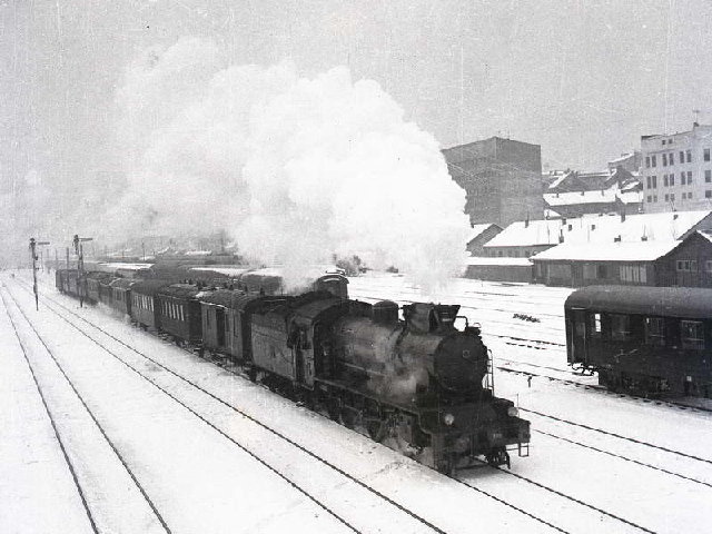 bgd1 jdz 01 Izlazak putničkog  voza  sa lok.  JŽ 01, iz  stanice  Beograd.jpg