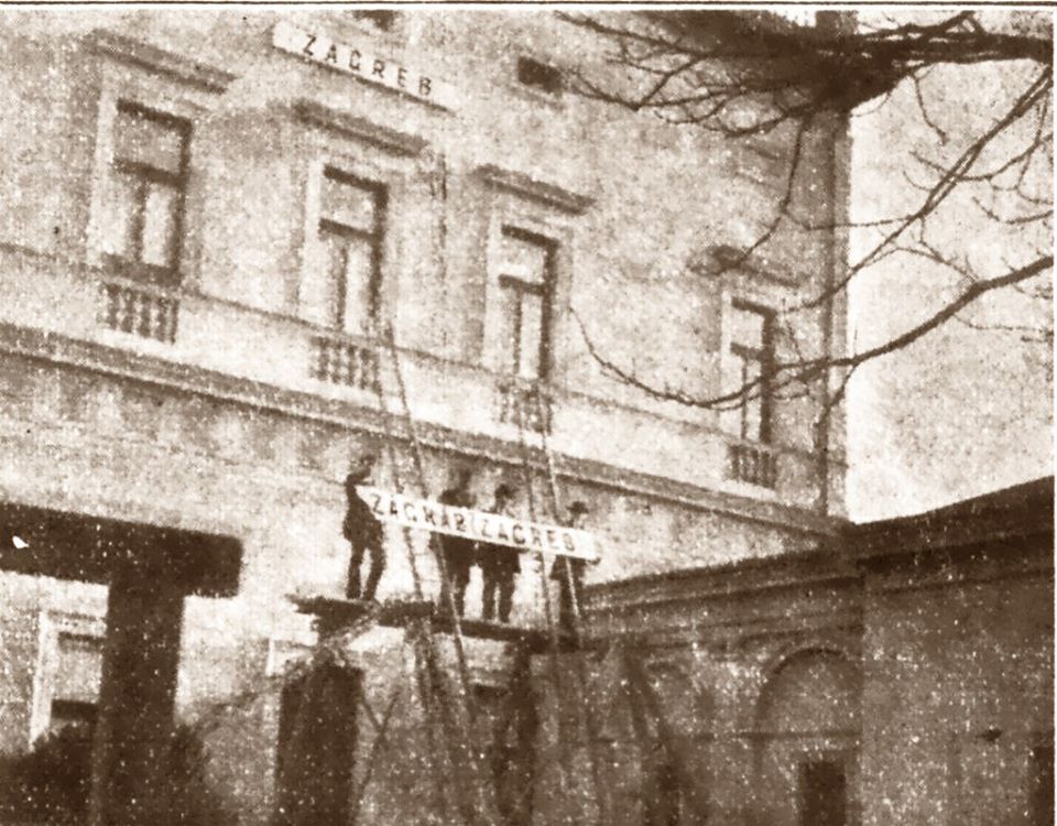 Glavni kolodvor - Skidanje Mađarskih natpisa 1918..jpg