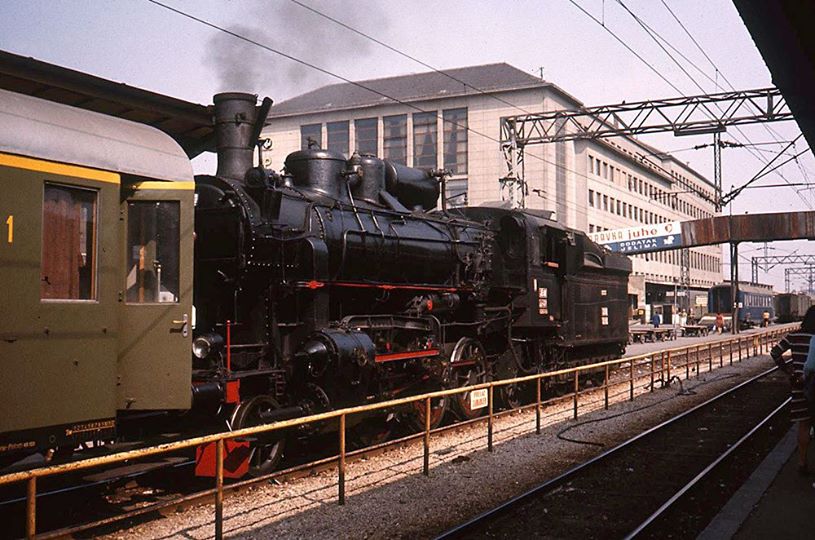 Glavni kolodvor 1969.god.U pozadini pošta u Branimirovoj ulici..jpg