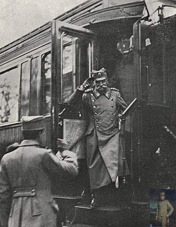 Prestolonaslednik Aleksandar dočekuje kralja Petra I u Oslobodjenom Skoplju 1912..jpg