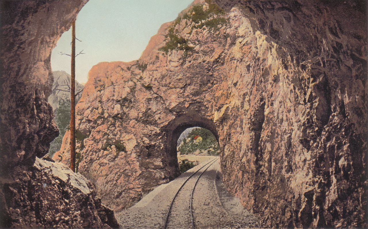 lick aus dem Tunnel Nr. 6 auf den Tunnel Nr. 7 in der Miljacka-Schlucht.jpg