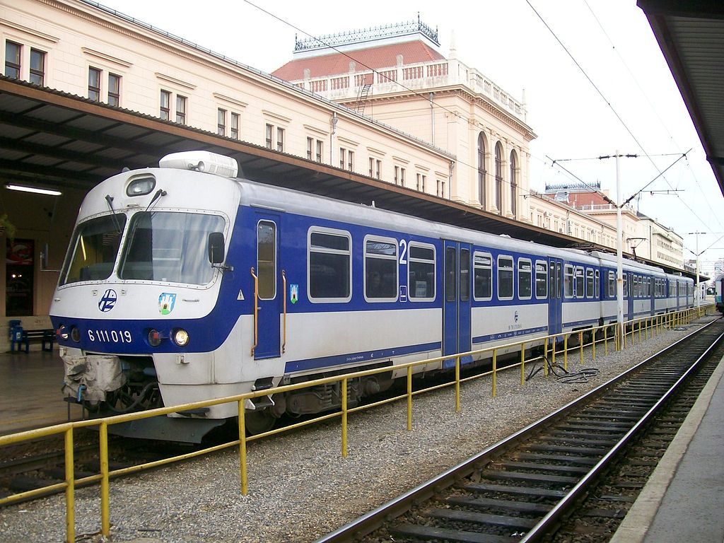 HŽ 6111 serie train in Zagreb.jpg