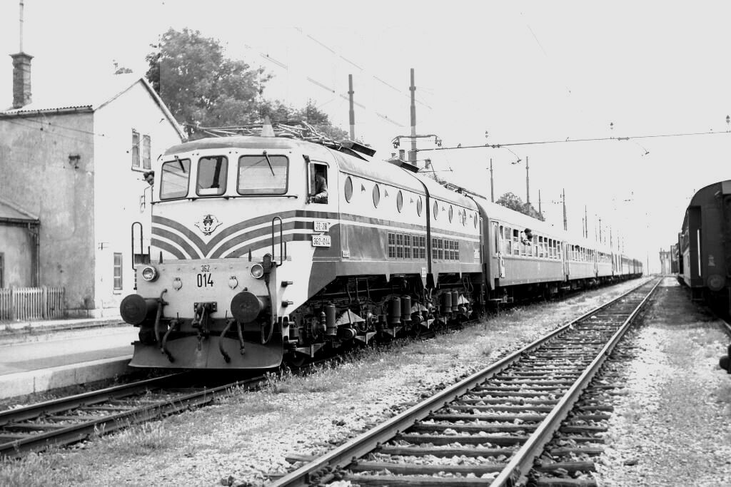 s-l1600 Electric Loco 362 014 c1966 B Jugoslavia Pivka.jpg