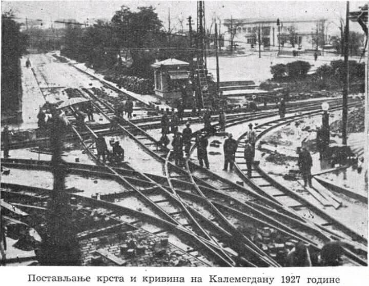 Postavljanje krsta i krivina na Lakemegdanu 1927. godine..jpg