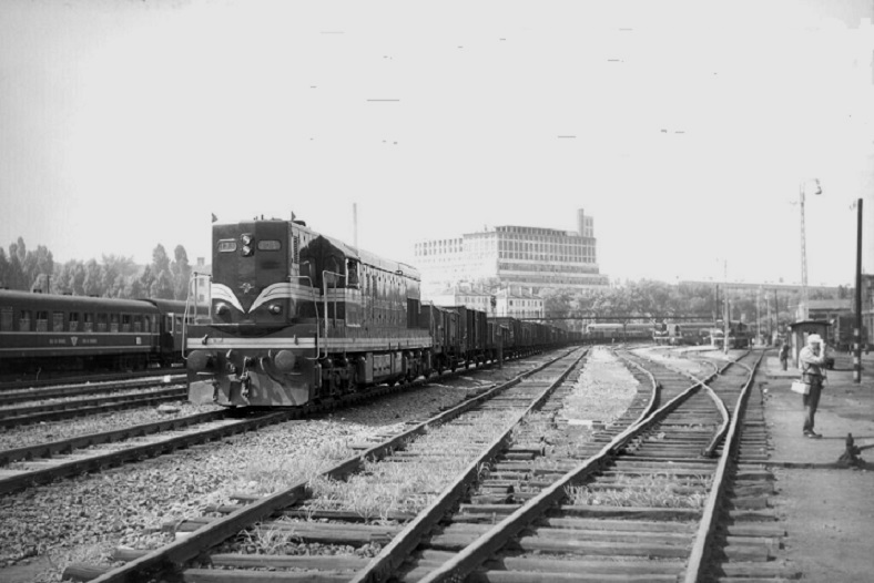 s-l1600 Diesel Loco Scene 1966 Jugoslavia.jpg