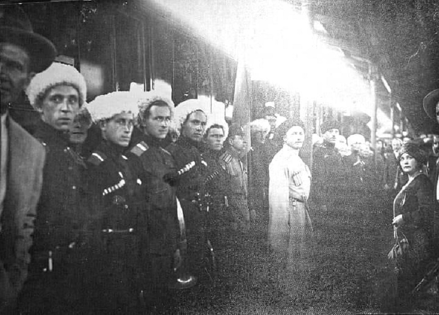 Козаци на београдској станици пред дуг пут за Перу 24.маја 1929.године..jpg