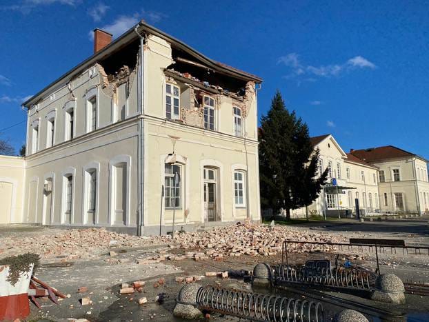 Nedavno obnovljena zgrada željezničkog kolodvora Sisak danas poslje potresa..jpg