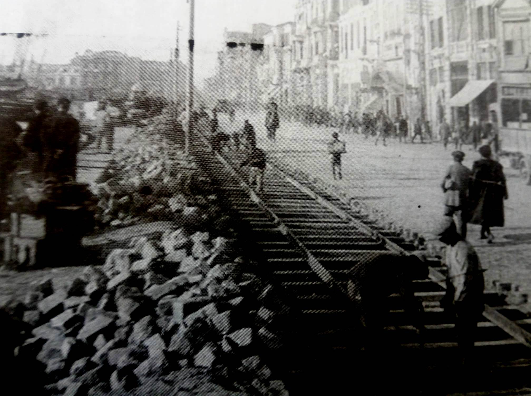 Изградња железничке пруге савезничких трупа на плажи Солуна, марта 1916 године према Микрасу..jpg