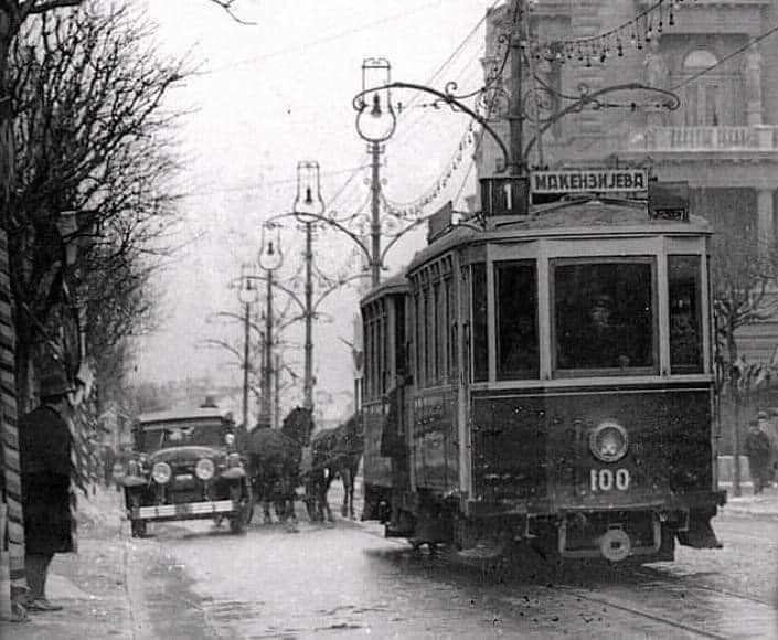 Трамвај број 1 иде улицом Краља Милана према Славији . 47 trojejbus.jpg