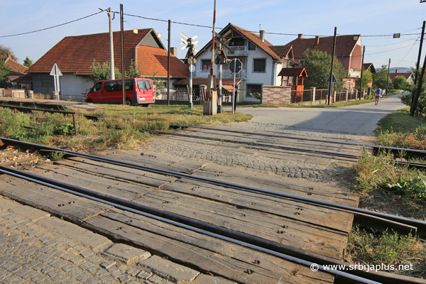 Pružni prelaz kod železničke stanice Miloševo.jpg