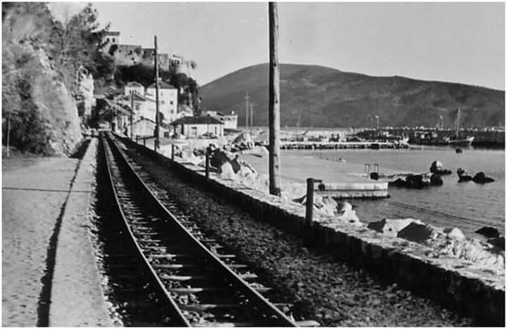 Pruga uz obalu ka stanici Herceg Novi.jpg