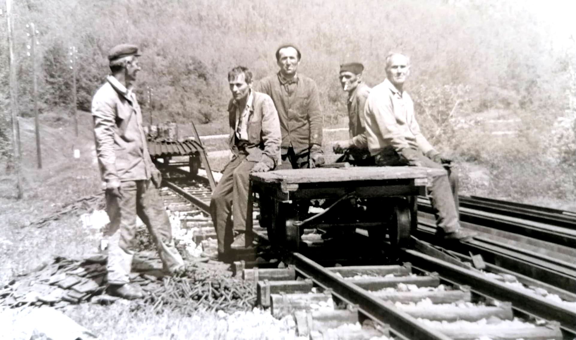 Pružni radnici na delu pruge uskog koloseka između Rudog i Setihova.jpg
