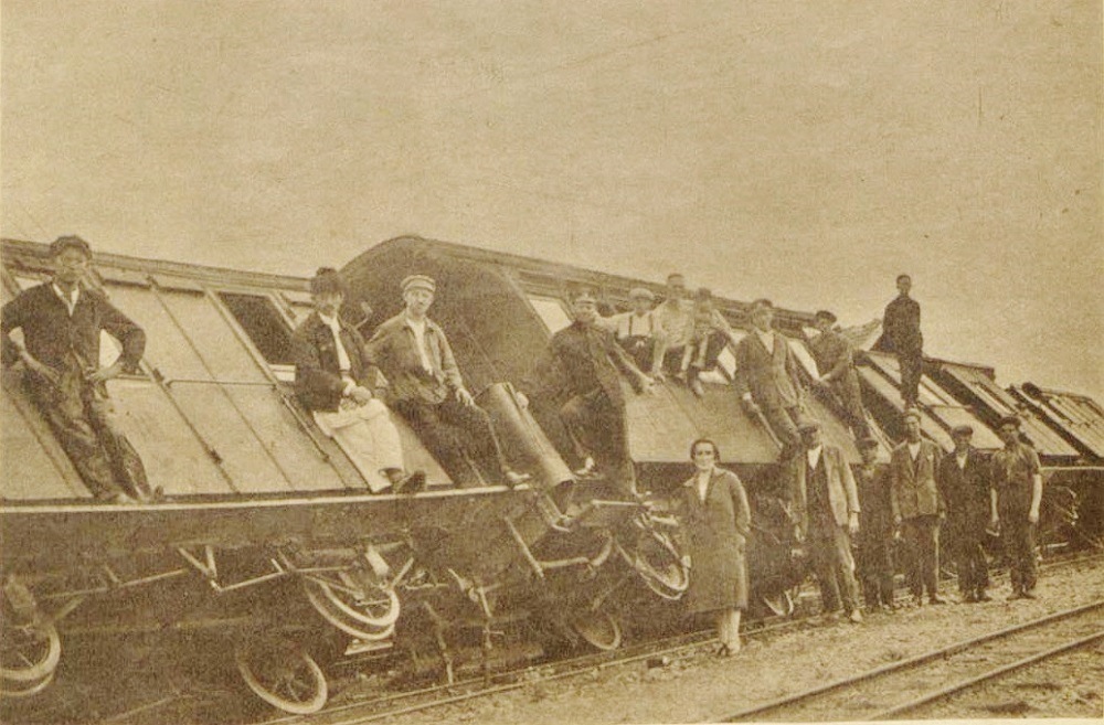 Putnički voz u kolodvoru Bijeljina prevrnut u nevremenu 1927. godine.jpg